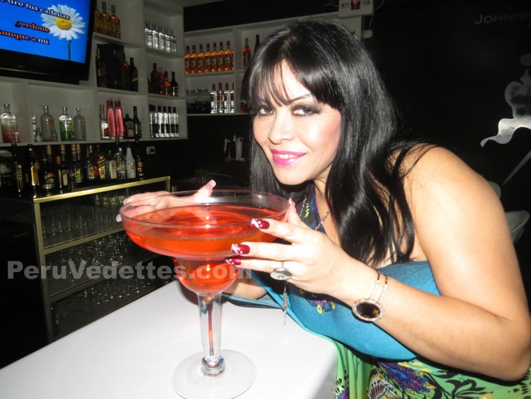 Teresa Espinoza – Con minifalda en discoteca